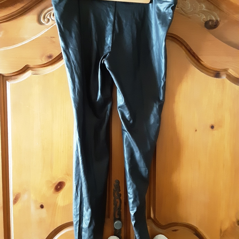 🖤Guess Faux Leather Leggings - Picture 5 of 6